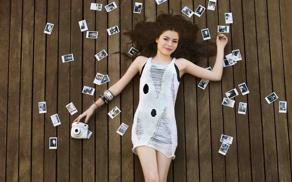 Miranda Cosgrove feet